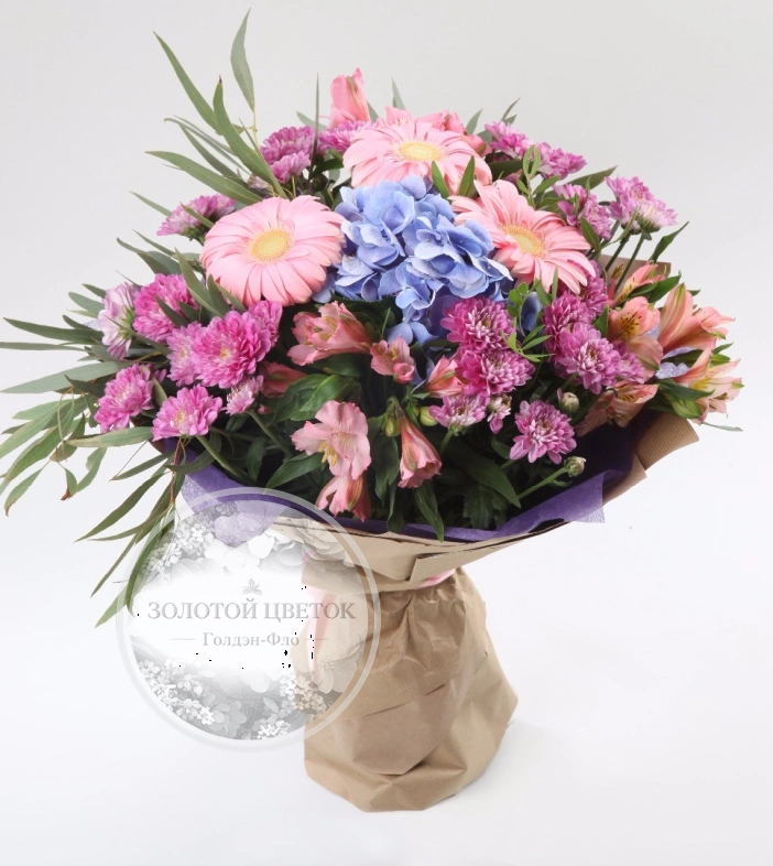Букет с кустовой розой, эустомой и гортензией