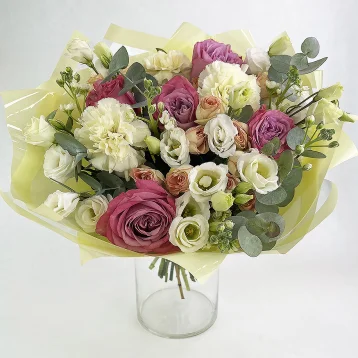 Букет с розами и эустомой «Идеал»
