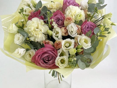 Букет с розами и эустомой «Идеал»