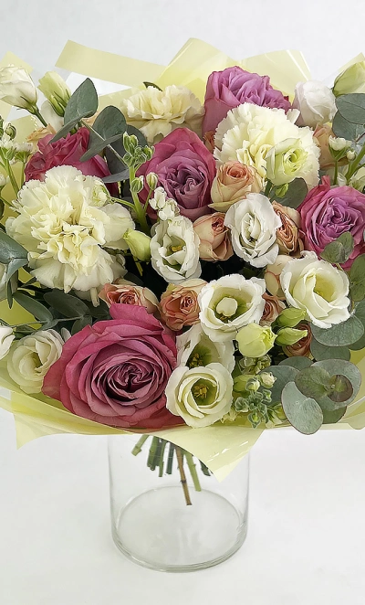 Букет с розами и эустомой «Идеал»