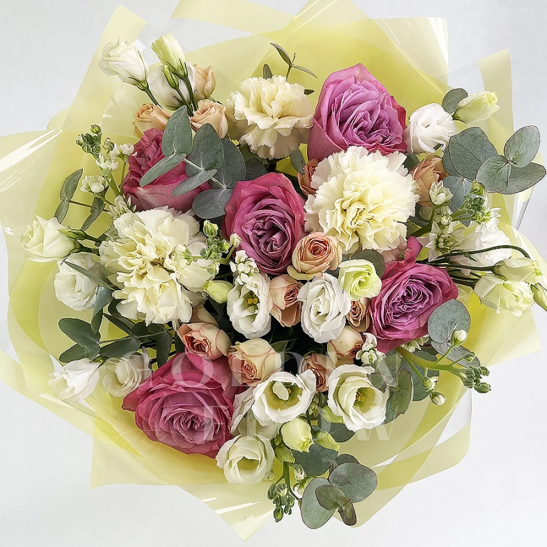 Букет с розами и эустомой &laquo;Идеал&raquo;