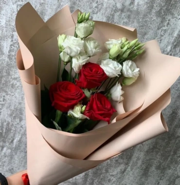 Букет с розами и эустомой «Идеал»