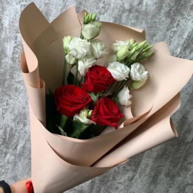 Букет с розами и эустомой «Идеал»