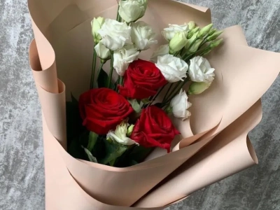 Букет с розами и эустомой «Идеал»
