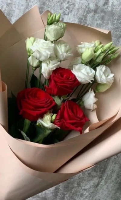 Букет с розами и эустомой «Идеал»