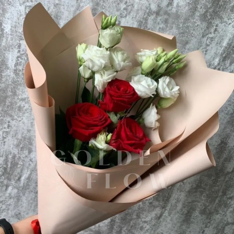Букет с розами и эустомой &laquo;Идеал&raquo;