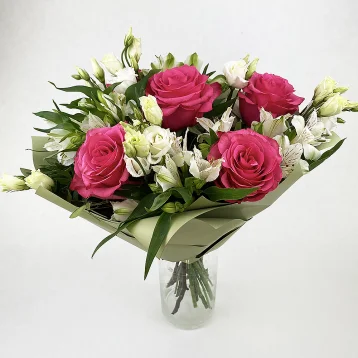 Сборный букет с розами и альстромерией «Комплимент»