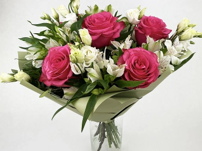 Сборный букет с розами и альстромерией «Комплимент»