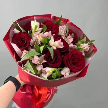 Сборный букет с розами и альстромерией «Комплимент»