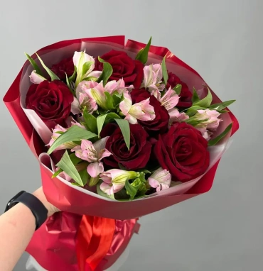 Сборный букет с розами и альстромерией «Комплимент»