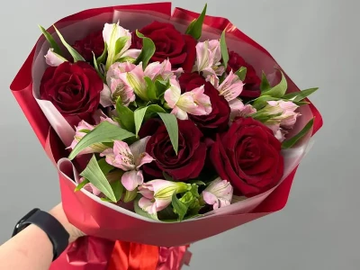 Сборный букет с розами и альстромерией «Комплимент»