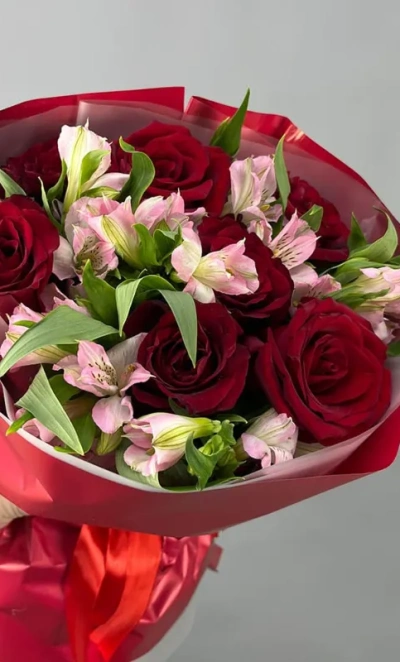 Сборный букет с розами и альстромерией «Комплимент»