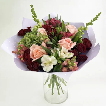 Сборный букет с розами «Каприз»