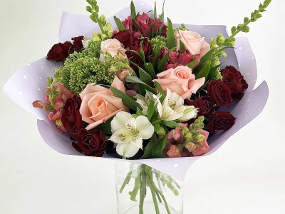 Сборный букет с розами «Каприз»