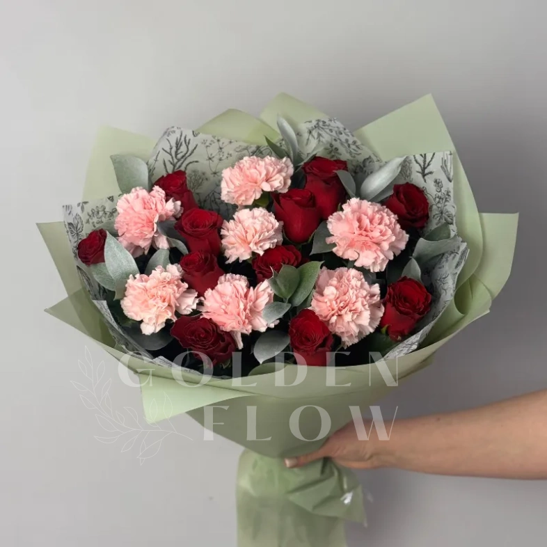 Сборный букет с розами &laquo;Каприз&raquo;