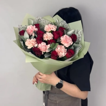 Сборный букет с розами «Каприз»