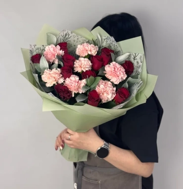 Сборный букет с розами «Каприз»