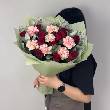 Сборный букет с розами «Каприз»