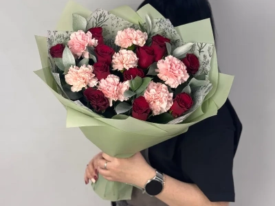 Сборный букет с розами «Каприз»