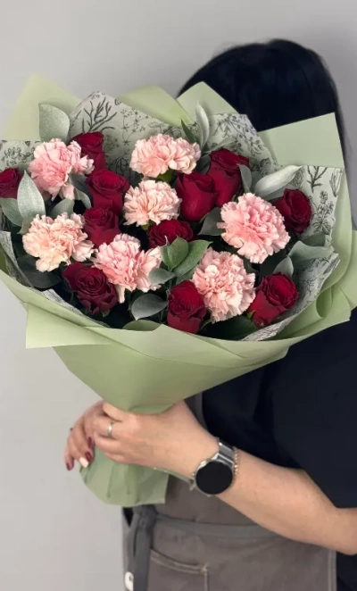 Сборный букет с розами «Каприз»
