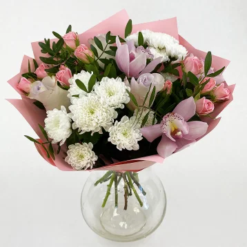 Сборный букет с орхидеями и кустовой розой «Внимание»