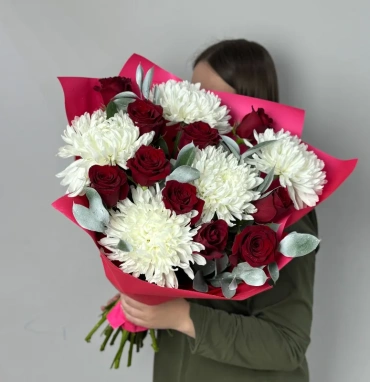 Сборный букет с розами и хризантемой «Классик»