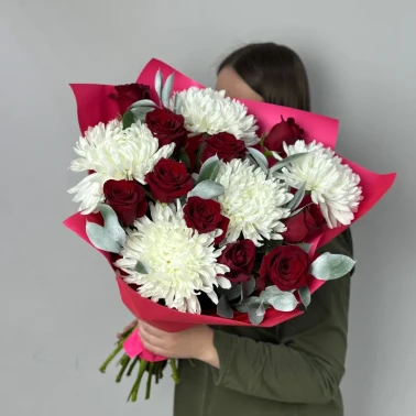 Сборный букет с розами и хризантемой «Классик»