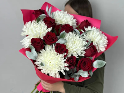 Сборный букет с розами и хризантемой «Классик»