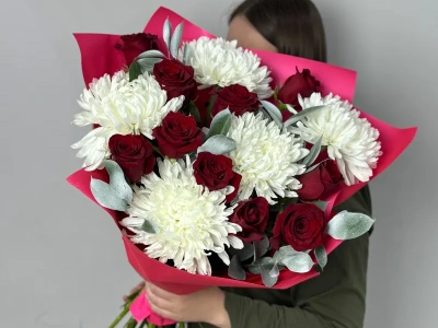 Сборный букет с розами и хризантемой «Классик»