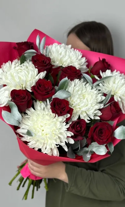 Сборный букет с розами и хризантемой «Классик»