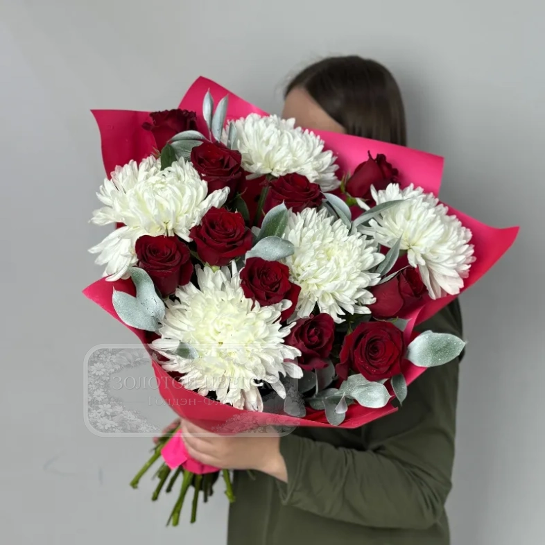 Сборный букет с розами и хризантемой &laquo;Классик&raquo;