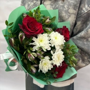 Букет с красными розами и хризантемой &laquo;Яркие эмоции&raquo; 0
