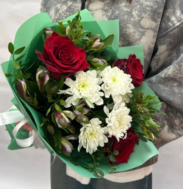 Букет с красными розами и хризантемой «Яркие эмоции»