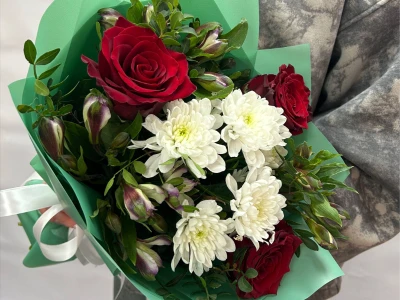 Букет с красными розами и хризантемой «Яркие эмоции»
