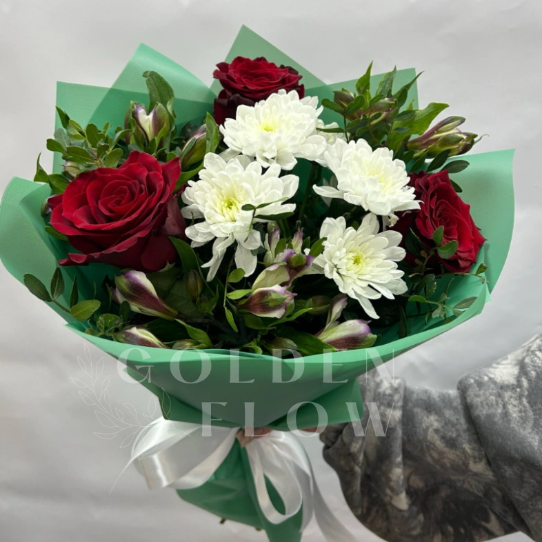 Букет с красными розами и хризантемой &laquo;Яркие эмоции&raquo;