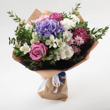 Букет с альстромериями, гортензией и розами