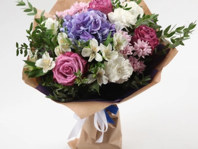 Букет с альстромериями, гортензией и розами