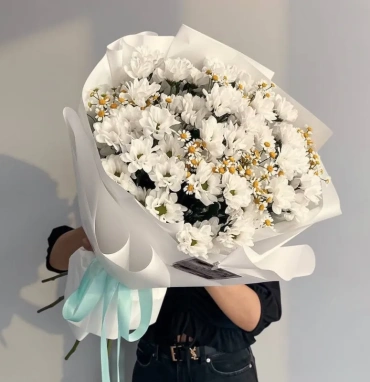 Букет с хризантемой и матрикарией 