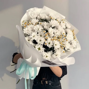 Букет с хризантемой и матрикарией 