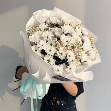 Букет с хризантемой и матрикарией 