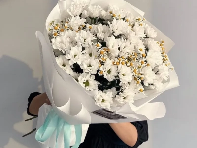 Букет с хризантемой и матрикарией 