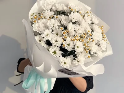 Букет с хризантемой и матрикарией 