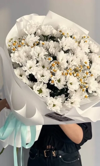 Букет с хризантемой и матрикарией 