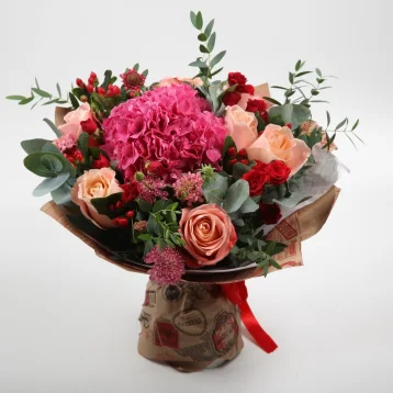 Букет с розами и гортензией