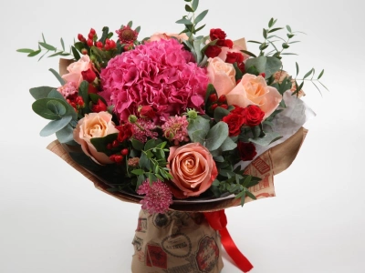 Букет с розами и гортензией