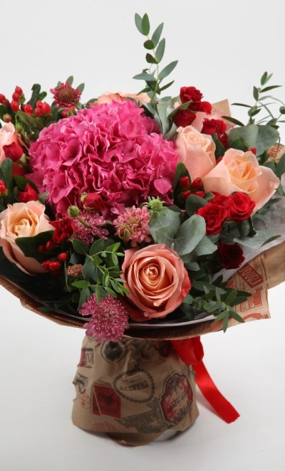 Букет с розами и гортензией