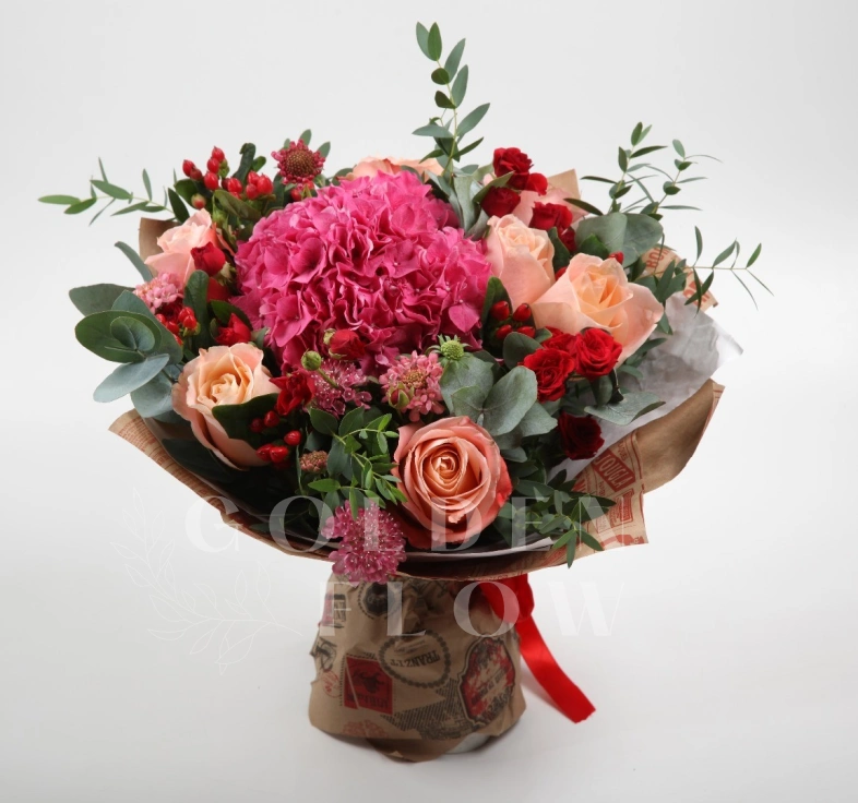 Букет с розами и гортензией