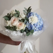 Букет с розами и гортензией 0