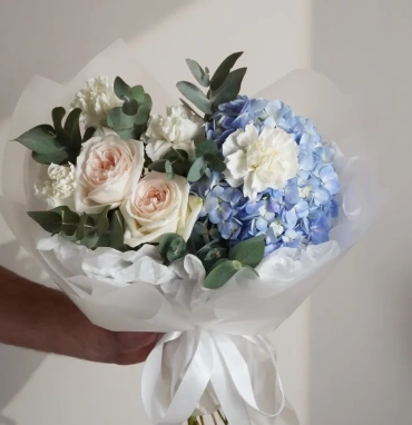 Букет с розами и гортензией
