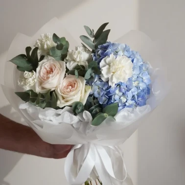Букет с розами и гортензией
